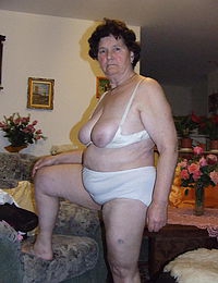 kinky amatuer mama getting naked